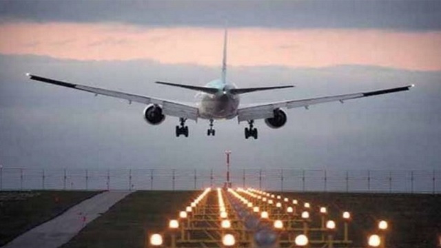 Delhi flight encounters hailstorm en route