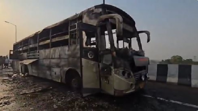 bus catches fire in Uttar Pradesh